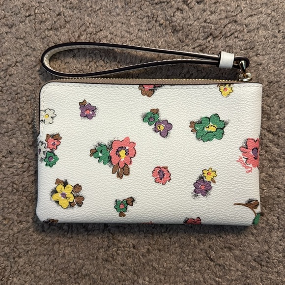 Coach Corner Zip Wristlet in Spaced Floral Field print - Picture 2 of 5
